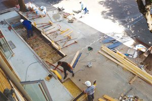Création d'une rampe pour l'accessibilité du bâtiment.