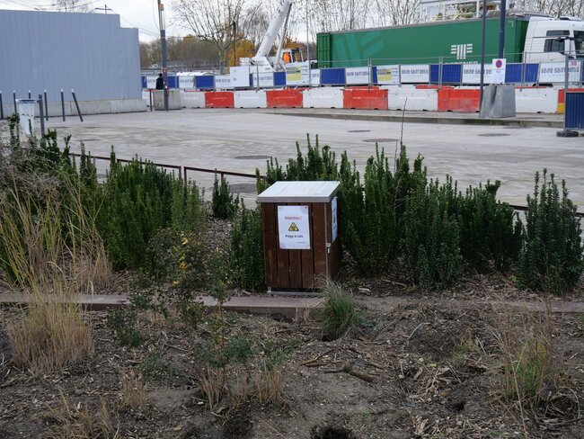 Piège à rats installé sur le parvis de la gare de Sevran-Beaudottes