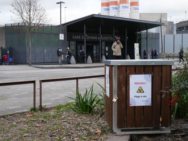 Piège à rats installé sur le parvis de la gare des Beaudottes