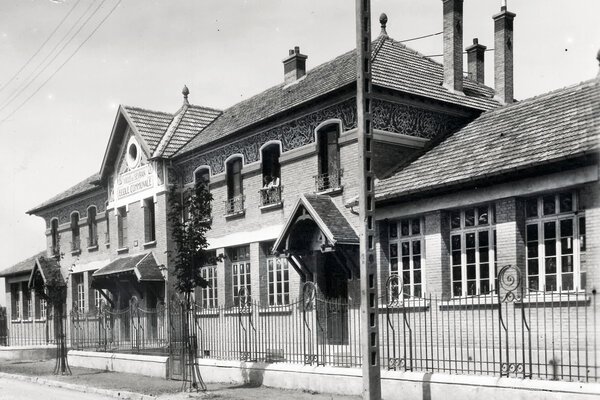 Prises de vue de l'école en juin 1930 par le directeur des Ateliers Kodak-Pathé à la fin des travaux